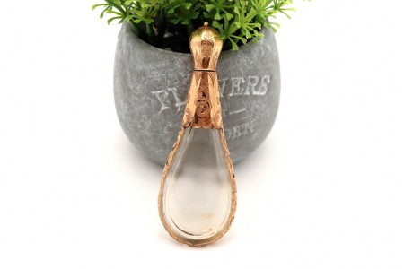 Frasco de perfume em vidro com estrutura em ouro com recortes